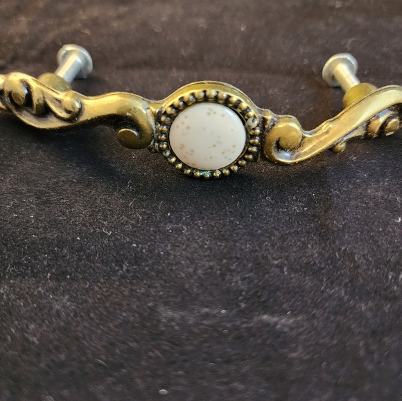 7 Pc Vtg Brass Porcelain Drawer Pulls Handles - Picture 4 of 9